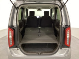 リアシートの背もたれを倒してさらに広々としたトランクスペースになります。段差も少なく荷物の出し入れもしやすくなっています。