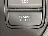 【オートマチックブレーキホールド】システムがONのとき、信号待ちなどの停止中に、ブレーキペダルから足を離してもブレーキがかかったまま保持されます!