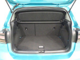 充分な容量を確保したトランクルームは、後席を倒せばさらに大きな荷物も収納可能です。