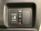 左側電動スライドドアは運転席からでも操作ができるように、ハンドル付近に開閉の操作スイッチが付いています。