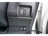 片側電動スライドドア付。通常のドアに比べて、車のボディーに対し平行に開閉し、開けてもスペースを取りません。出入り口が大きいドアはお子様のいるご家庭はもちろん、混んだ駐車場でも大活躍です!