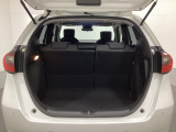ラゲッジも広く使いやすいトランクは、開口部も広く荷物の積み下ろしもしやすいお車となっております。リアシートの背もたれは6:4の割合で分割して可倒できるので、長いお荷物などを載せることもできます。