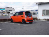 鮮やかなオレンジを黒のルーフで引き締め。