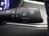 【オートライト】車外の明るさに応じて、自動的にライトの点灯・消灯をしてくれます。