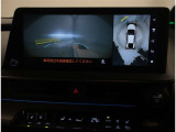バックモニター付き。駐車の際のサポートとなり、必須アイテムのひとつですよね。それでも、バックする際は必ずご自身の目で確認をしてください。パノラミックビューで上から見下ろした視点でも確認できます!