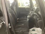 【ベンチシート】運転席と助手席の移動もスムーズ!狭い駐車場での乗り降りや、お子様の乗り降りにも便利です。座席の間にコンソールボックスやドリンクホルダーがないため、車内空間が広く感じます。
