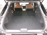 後席を倒すと収納力がアップします。長尺物も積めるのでカーライフの幅が広がりますね。