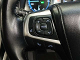 ステアリングには運転中でも簡単に操作できる各種スイッチついてます