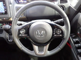 ハンドル左側にはオーディオ操作が出来るオーディオリモートコントロールスイッチ、右側にはHonda SENSINGとオートクルーズコントロールのスイッチを装備!