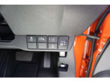 路外逸脱抑制や衝突軽減ブレーキ等のスイッチ類は、運転席の右側にあります。