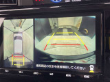 バックカメラの他に上から見下ろしたような画像が見れるアラウンド(全方位)モニター。前後左右を把握できる、すごい機能が装備されています!