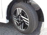 アルミホイール付!鉄ホイールと違って軽いので燃費にも影響してきます。ガソリンの高騰に少しは貢献します!足元がきまります。