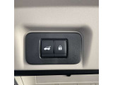 インテリジェントキーを携帯していれば、両手が荷物でふさがっていてもバックドアが開くハンズフリー機能を搭載したオートバックドア装備。
