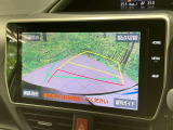 【バックカメラ】駐車時に後方がリアルタイム映像で確認できます。大型商業施設や立体駐車場での駐車時や、夜間のバック時に大活躍!運転スキルに関わらず、今や必須となった装備のひとつです!