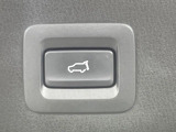 【パワーバックドア】スマートキーや運転席のボタンを押すだけでリアゲートが自動で開閉します!荷物を持っている時や、高い位置にあるバックドアを閉める際に便利な機能です♪