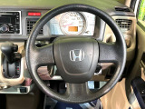 インテリアに合わせたデザインのステアリングは、運転される方のことも考え、運転しやすい形状、大きさです。是非一度、実際に触ってお確かめください。