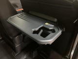 【格納式シートバックテーブル】タブレットが立てかけれることが出来て、お子様用のマグカップや500mlの紙パックが入るホルダー付きで、休憩時の軽食等にとっても便利なんです☆