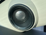 【ハイグレードスピーカーシステム】メーカーオプションの高品位サウンドシステムを搭載。専用のチューニングが施された大小様々なスピーカーから良質なサウンドが奏でられ、臨場感あふれる音響空間を演出します。