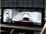 パノラミックビューモニター。車両を上から見たような映像を表示。運転席から目視しにくい車両周囲の状況をリアルタイムで確認できます。