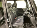 女性でも運転がしやすいように、シートの高さ調整機能(シートリフター)がついています。運転席と助手席の間が空いている為、助手席側への移動がスムーズです。交通量の多い道でも助手席側から乗り降りができます。