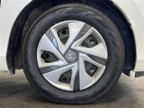 【純正ホイールキャップ】装備しております。クルマのオシャレは足もとから!外観にマッチしたデザインでビジュアルバッチリです。