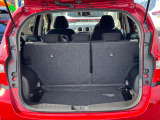 後部座席に座れる状態でも荷室はこれだけの広さがあるのでお出かけやお買い物にも重宝します。ついつい買い物しすぎても安心ですね♪
