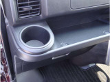 フロントカップホルダーと助手席にはダッシュトレイも装備