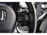 Hondaセンシングの機能のひとつ、アダプティブクルーズコントロール付!アクセルから足を離しても設定したスピードと前車との車間を保ち走行してくれます!車線維持もアシスト☆高速道路で疲労軽減ですね☆