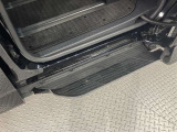 純正フロアマットです。しっかりクリーニング済みです。また、位置ずれ防止機能で安全運転に貢献いたします。