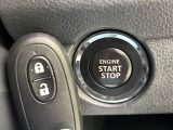 【キーレススタートシステム】カバンやポケットに入れたままでもドアの施錠・解錠が可能なスマートキーを装備。エンジンのオン・オフ時もカギを取り出す必要が無いからとっても便利です♪