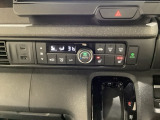 セレクトレバーの左上にオートエアコンがついてますので簡単操作で快適に過ごせます。シートヒータースイッチ内蔵で前席の左右別々に2段階で温度設定ができます。