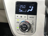 【オートエアコン】一度お好みの温度に設定すれば、車内の温度を検知し風量や温度を自動で調整。暑い&hellip;寒い&hellip;と何度もスイッチ操作をする必要はありません。快適な車内空間には必須の機能ですね♪