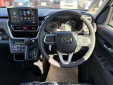 デザインもよく、居心地のよい運転席ですね。分かりやすいスイッチ類ですから操作もしやすく運転をサポートします。ぜひご来店いただき、実際にお座りいただいてステアリングを握ってみてください!