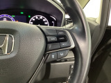 ステアリング右手側に安全運転支援機能のホンダセンシングをコントロールするスイッチ、左手側にオーディオ関連のコントロールスイッチを配置、視線を逸らすことなく運転に集中できます