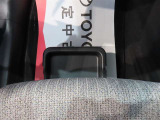 助手席シート下に引き出し式の収納トレーがございます。