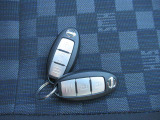 『インテリジェントキー』ですのでポケットやかばんに入れたままでもドアに付いているボタンを押してキーの開閉が出来ます♪♪ エンジンスタートもワンプッシュorひと捻り♪♪
