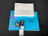 メンテナンスノート【整備記録簿】、取説も揃っています。スマートキーはバッグなどにしまったままボタン操作でエンジンの始動・停止ができて大変便利です。