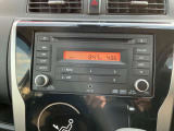 純正CD一体AM/FM電子チューナーラジオ デジタル時計表示付きです。