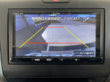 カラービジョンとガイドラインで見やすいバックモニター!車庫入れも楽ちんです♪