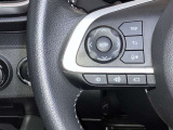 ステアリング左側にメーター操作スイッチ・トークスイッチ・オーディオ操作スイッチ・カメラ/パーキングアシストスイッチが付いています。