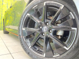 【純正17インチアルミホイール】外観にマッチした純正アルミホイールを装着しております。各種社外アルミホイールや、スタッドレスタイヤも取扱いしております。是非ご相談ください♪