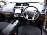 落ち着いた色使いの運転席周り。上品な色使いで飽きの来ないスッキリとしたデザインがいいですね。当たり前ですけど運転する上で長く居るのが運転席、リラックスできるデザインがいいです。