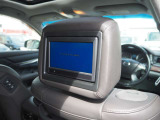 プライベートシアターシステム!ヘッドレストにモニターが付いており、後席の方も運転中の映像を楽しむことができます♪上級グレードならではの装備になります♪