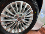 【純正17インチアルミホイール】外観にマッチした純正アルミホイールを装着しております。各種社外アルミホイールや、スタッドレスタイヤも取扱いしております。是非ご相談ください♪