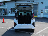 バックドアは跳ね上げ式。後席を倒して荷室を広くできます。乗る人数や荷物の量に応じたシートアレンジができます。