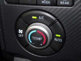 オートエアコン付きなので一度、気温を設定すれば自動的に過ごし易い温度に調整してくれますよ。 車内をいつでも快適空間にしてくれます。