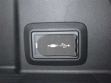 充電用USB端子付き。スマートフォンなどの充電に便利です。