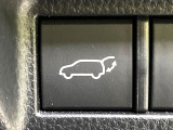 【パワーバックドア】スマートキーや運転席のボタンを押すだけでリアゲートが自動で開閉します!荷物を持っている時や、高い位置にあるバックドアを閉める際に便利な機能です♪