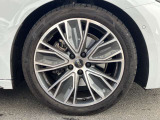 19インチ純正アルミホイール装備 全車両に標準装備の純正アルミホイールは、純正ならではのバランスの良いデザインと、走行安定性をお楽しみ頂けます。