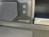 【MERIDIAN】 英国の老舗オーディオブランド「MERIDIAN」のサウンドシステムを搭載。低音から高音までをクリアに再現し車内に臨場感溢れる音響空間を提供。